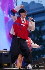 [동아포토]유재석 ‘응원은 이렇게 하는거야~’