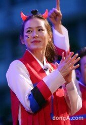 [동아포토]손예진 ‘완벽한 붉은악마 패션~’