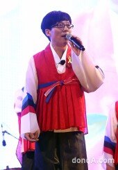 [동아포토]유재석 ‘무한도전 응원단 대표답게!’