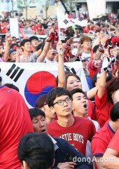 [동아포토]한국-러시아 전 ‘붉은악마의 기를 모아서!’