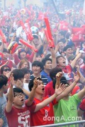 [동아포토]한국-러시아 ‘가슴 뜨거워지는 선제골!’