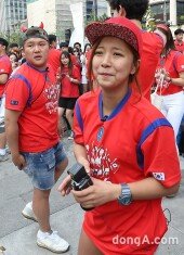 [동아포토]‘룸메이트’ 조세호-송가연, 월드컵은 역시 거리응원이 최고!