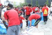 [동아포토]광화문광장 ‘거리응원 후 쓰레기 수거도 역시 대한민국~’