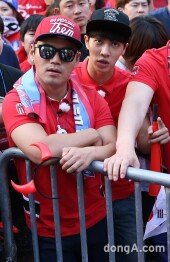 [동아포토]이정-이기광 ‘우리는 축구마니아~’