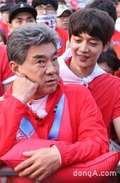 [동아포토]샤이니 민호 ‘승리 부탁해주세요~’