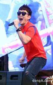 [동아포토]윤형빈 ‘오늘은 월드컵 응원하러~’