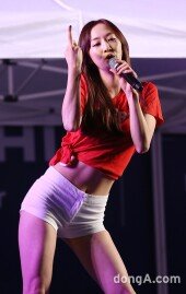 [동아포토]씨스타 다솜 ‘11자 복근 드러내고 한골만~’