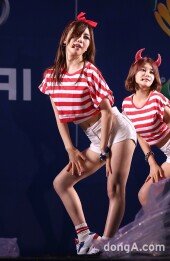 [동아포토]AOA 민아 ‘매끈한 각선미로 응원~’