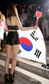 [동아포토]‘자체발광’ 태극기, 월드컵녀 뒤태도 빛이 나네~