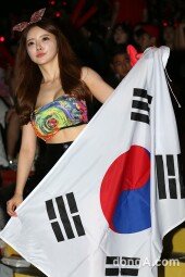 [동아포토]태극기녀 채아, “태극전사 힘내세요~”