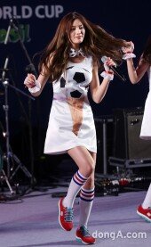 [대한민국 벨기에 포토]오렌지캬라멜 ‘응원은 역시 뛰어야 제 맛!’