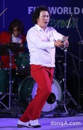 [동아포토]육중완 ‘조기축구 출신의 응원~’