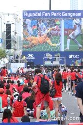 [동아포토]아쉬움 남긴채 떠나는 붉은악마