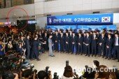 [대표팀 귀국]한국 대표팀 입국 ‘오자마자 엿세례’