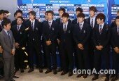 [동아포토]‘대표팀 귀국’ 난데없는 엿세례에 당황
