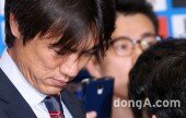 [동아포토]‘대표팀 귀국’ 고개숙인 홍명보 감독
