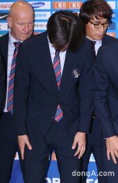 [동아포토]홍명보 감독 ‘고개를 들 수 없어~’