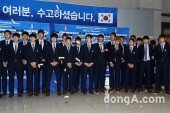 [동아포토]‘대표팀 귀국’ 새벽부터 엿세례 당황’