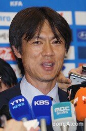 [동아포토]홍명보 감독 ‘웃는게 웃는게 아니야’