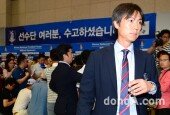 [동아포토]인터뷰 후 자리 떠나는 홍명보 감독