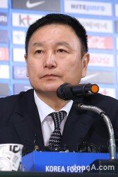 [동아포토]허정무 부회장 “홍명보 감독 사퇴의사 밝혔으나 유임”