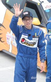 [동아포토]유재석 차량사고 후에도 밝은 표정 ‘미소 짓는 유마허’