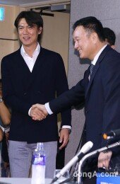 [동아포토]허정무 부회장 ‘홍 감독 그 동안 수고 많았어!’