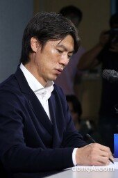 [동아포토]‘홍명보 감독 사퇴’ 쏟아지는 질문세례