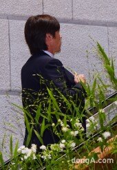 [동아포토]홍명보 전 감독 ‘제자 이청용 결혼…축의금 꼼꼼히!’