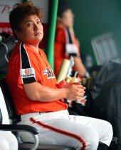 [포토] 경기를 지켜보는 한화 김태균