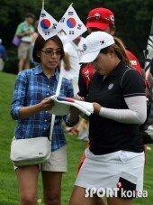 [포토] 팬에게 사인 해주는 박인비