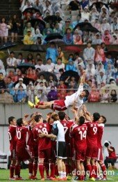 [동아포토]‘K리그 올스타전’ 이영표, 히딩크 어퍼컷 세리머니~