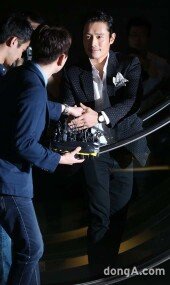 [동아포토]이병헌, 인터뷰 대신 악수