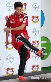 [동아포토]손흥민, 축구 꿈나무를 향한 슛~