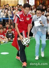 [동아포토]손흥민, 축구 꿈나무를 위한 발걸음