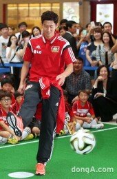 [동아포토]‘분데스리거’ 손흥민, 축구 꿈나무를 위한 슛~