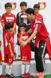 [동아포토]손흥민, 축구 꿈나무를 위한 따뜻한 포옹