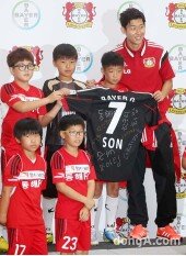 [동아포토]손흥민, 축구 꿈나무와 기념 촬영~