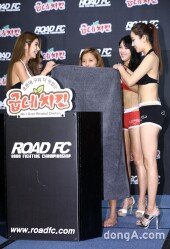 [동아포토]송가연 ‘로드걸의 도움으로 탈의 후 계체’