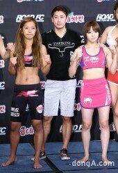 [동아포토]송가연-에미 야마모토 ‘승리를 향한 파이팅!’