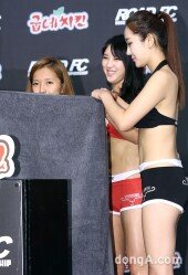 [동아포토]송가연 ‘탈의 계체 부끄부끄~’