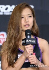 [동아포토]송가연 ‘손가락 마디마다 영광의 상처’