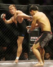 [동아포토]‘로드FC’ 서진수-최무송, 거침없이 하이킥~