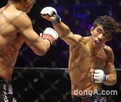 [동아포토]로드FC 김종훈, 주먹이 운다~