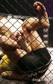 [동아포토]로드FC 김내철-유양래, 맨발의 투혼