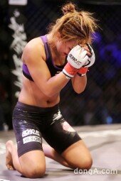 [동아포토]미녀 파이터 송가연, 로드FC 데뷔전 승리