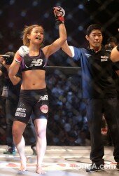 [동아포토]로드FC 데뷔 송가연, 첫 승리~