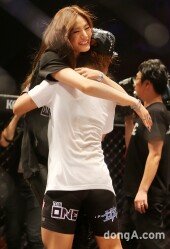 [동아포토] 송가연 우승에 나나, 기쁜 포옹 ‘장하다, 우리 막내’