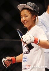 [동아포토]로드FC 데뷔전 송가연, 승리의 미소