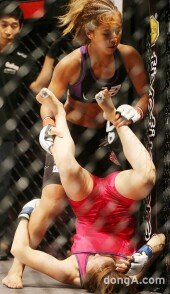 [동아포토]로드FC 데뷔전..송가연, ‘파이터’ 본능